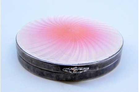 Caixa de toilette em prata com espelho, tampa esmaltada em vortice.